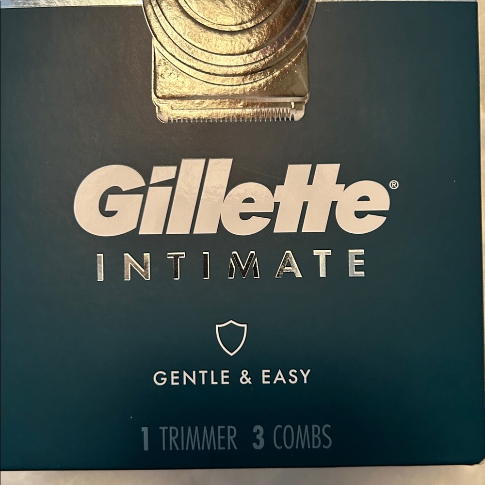 Gillette Intimate Trimmer with Combs - 1 available - Picture 2 of 4